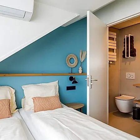 8 Studio's Aparthotel 4*